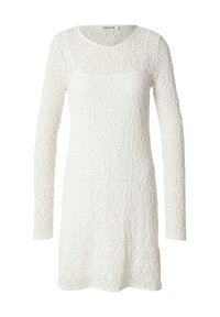 Weißes Langarmkleid aus strukturiertem Stoff mit einem Spitzenmuster, runder Ausschnitt und lockerer Passform, das bis zur Mitte des Oberschenkels reicht.