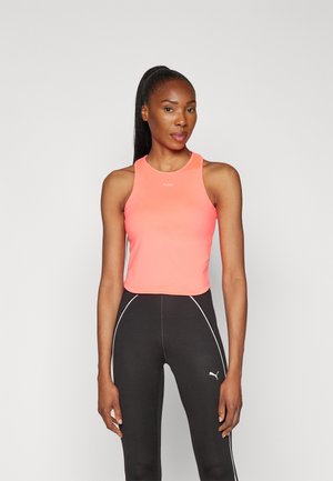 Kitsas, ilma varrukat hele koralli värvi lühike top, valmistatud elastsetest materjalidest, ümmarguse kaelusega ja väikese valge "PUMA" logoga keskel.