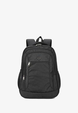 Zaino in nylon nero con spallacci imbottiti e regolabili, molteplici compartimenti con cerniera e una finitura testurizzata. Presenta un dettaglio con logo sulla parte frontale.