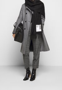 DRYKORN Klassisk kappa / rock - grey