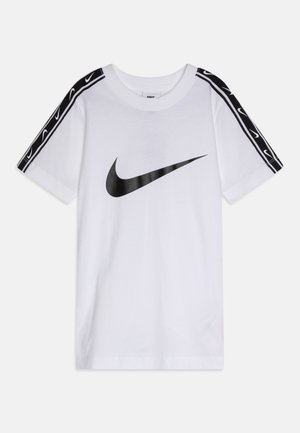 Biała koszulka z krótkim rękawem z dużym czarnym logo Nike z przodu oraz czarnymi pasami z białymi logo na ramionach i rękawach.