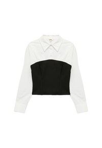 Witte langemouwen shirt met een kraag en een zwart cropped bovenstuk. Bevat knopen en heeft een gladde textuur met een getailleerd ontwerp.