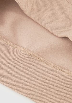 Lichtroze sweatshirtstof met een gladde binnenlaag en ribbelboorddetails. Zachte textuur met consistente stiksels rond de randen.
