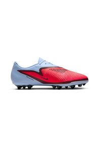Nike jalkapallokenkä, jossa on vaaleansininen päällinen ja punainen gradientti. Pintakuviointi, jossa on tuuletusaukkoja ja mustia nappuloita pohjassa. Mallin nimi: Phantom.
