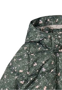 Chaqueta acolchada verde con un patrón floral en rosa y púrpura, que presenta un alto cuello, textura acolchada y botones a presión metálicos.