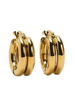 Kolczyki koła w złotym odcieniu z potrójnym paskiem, wykończone na wysoki połysk i z zapięciem na klips, prezentujące gładkie krzywizny i metaliczny blask.