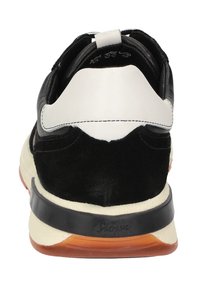 Schwarz-weißer Sneaker aus einer Kombination von Leder und Wildleder, runde Form, gepolsterte Sohle und Branding auf der Rückseite.