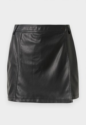 Zwarte leren rok met een rechte snit, gladde textuur en minimale details. Bevat een standaard tailleband met een zijrits.