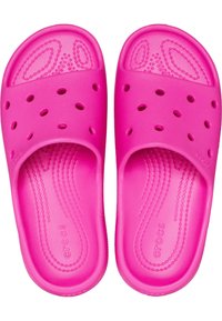 Infradito in gomma rosa con fori di ventilazione, soletta texturada e parte superiore liscia. Offre un design semplice e open-toe.
