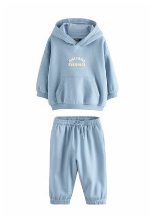 Jasnoniebieska bluza z kapturem dla malucha z napisem "Awesome Everyday" oraz pasujące spodnie dresowe z elastycznym pasem.