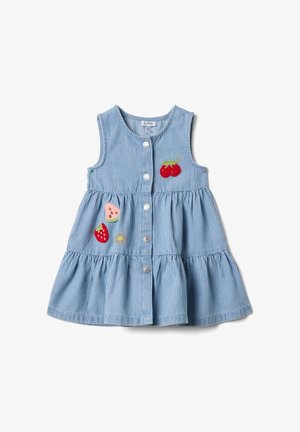 Vestido para niño pequeño sin mangas a rayas azules y blancas con botones delanteros y parches bordados de fresa, cereza, sandía y pequeñas flores.