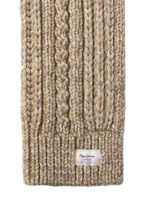 Écharpe en tricot beige avec un motif texturé, présentant de larges côtes et des accents de tricot en torsades. Comprend une petite étiquette avec "Pepe Jeans London."
