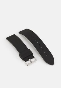 Bracelet de montre en caoutchouc noir avec boucle en métal argenté. Texture lisse, design légèrement courbé, comportant plusieurs trous pour l'ajustement.