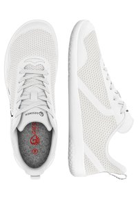 Weiße Mesh-Sportschuhe mit strukturierter Oberfläche, abgerundeter Zehenpartie, Schnürverschluss und Gummisohle mit gemustertem Profil. Rotes Logo im Inneren.