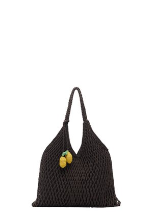 Borsa tote nera in rete con tracolla intrecciata e due piccoli ciondoli gialli all'uncinetto a forma di limoni attaccati vicino al manico.