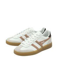 Zapatillas blancas con puntera de ante beige y rayas marrones, con suela de goma y un acento en el talón negro. Logo de Gola visible en el lateral.