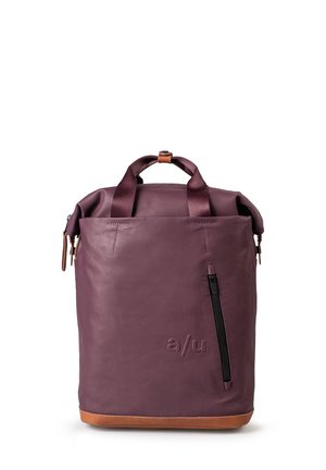Zaino in pelle viola con manici superiori doppi, una tasca laterale con zip e una base in pelle beige. Presenta il logo embossato sul davanti.