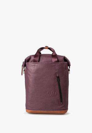 Lila Leder-Rucksack mit zwei oberen Tragegriffen, einer vorderen Reißverschlusstasche und einem tanfarbenen Lederboden. Vorteilt sich durch ein geprägtes Logo auf der Vorderseite.