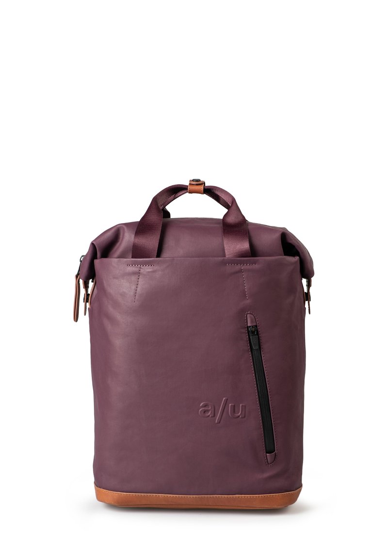Zaino in pelle viola con manici superiori doppi, una tasca laterale con zip e una base in pelle beige. Presenta il logo embossato sul davanti.