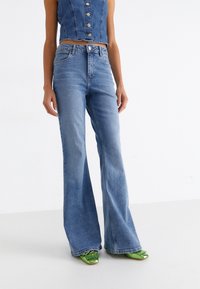 Wrangler - FIERCE - Jeans a zampa - in trance Immagine in miniatura 1