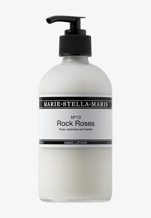 Flasche mit Handlotion von Marie-Stella-Maris mit der Aufschrift "Rock Roses" und Duft nach Rose, Kaschmir und Leder, ausgestattet mit einem schwarzen Pumpspender.