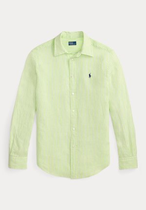 Svetlozelená pruhovaná košeľa s dlhým rukávom z látky; má golier na zapínanie na gombíky a malú modrú značku na ľavej strane hrudníka.