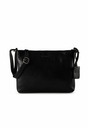 Zwarte leren crossbodytas met verstelbare riem, zilveren gesp en klein merklabel aan de zijkant tegen een witte achtergrond.