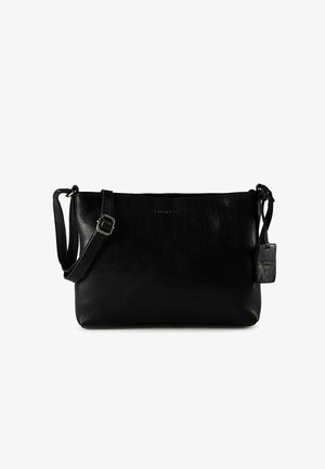 Bolso bandolera de cuero negro con correa ajustable, hebilla plateada y pequeña etiqueta de marca en el lateral sobre fondo blanco.