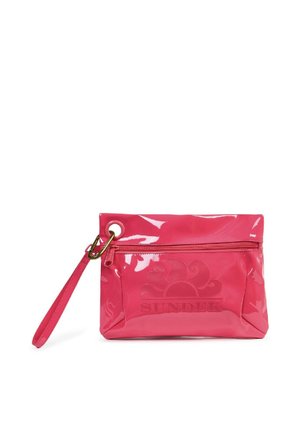 Clutch in pelle verniciata rosa con tasca con zip, un manico da polso ad anello e dettagli in logo embossato sul davanti. Texture liscia e lucida.