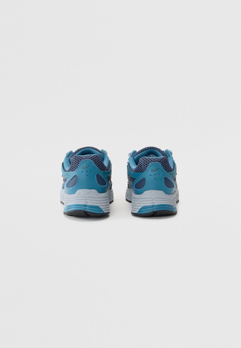 Blaue Sport Schuhe mit Obermaterial aus Mesh und Synthetik, gepolstertem Kragen, auffälligem Logo und gedämpfter Sohle, ausgestattet mit einer strukturierten Gummilaufsohle.
