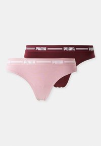 Dva para ženskih tanga gaćica u ružičastoj i burgundijskoj boji. Obe imaju mekani elastični pojas s "PUMA" logom i glatku teksturu.