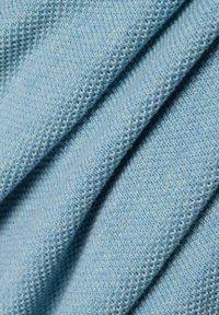 Hellblaues, gestricktes Gewebe mit einem strukturierten Muster; glatt im Griff, mit subtilen Farbvariationen und einem weichen Finish.