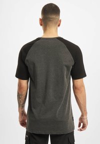 Rocawear Marškinėliai su spaudiniu - anthracite