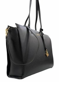Borsa a mano in pelle nera con finitura textured, doppi manici e tracolla rimovibile. Presenta hardware in oro e un piccolo charm decorativo.