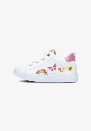 Witte synthetische sneakers met roze accenten, versierd met kleurrijke regenboog-, vlinder- en zonnenversieringen met glanzende details en veters.