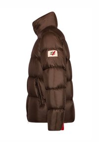 Giacca imbottita marrone con collo alto, design trapuntato e tasche laterali. Presenta un'etichetta sulla manica sinistra e un accento rosso all'orlo.