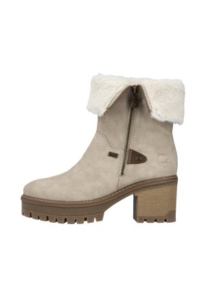 Beige Wildlederschuhe mit einem Kunstfellbesatz, seitlichem Reißverschluss und strukturiertem braunem Absatz. Mit einer robusten, profilierten Sohle und gestickten Details.