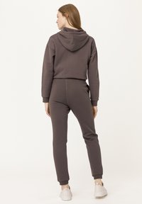 hessnatur BETTERECYCLING SWEATPANTS - Trainingsbroek - dunkelmauve