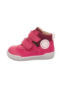 Rosa Kinder-Hochschuh aus Leder und Wildleder, mit zwei Klettverschlüssen, einem weißen runden Akzent und einer gepolsterten Innensohle.