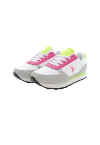 Kšiltovky s bílým syntetickým svrškem, růžovými a neonově zelenými akcenty, šedou semišovou vrstvou, texturovanou podrážkou a růžovým logem.