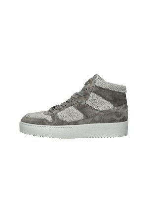 Hochschuh aus grauem Wildleder mit flauschigen grauen Akzenten, strukturierten Einsätzen, tonalem Nähen und einer weißen Gummisohle.