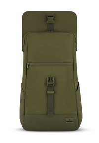 Zöld szövet hátizsák, cipzárral ellátott elülső zsebbel, állítható pántokkal és lapos tetejével. A jobb alsó sarokban található egy kis márkalogó.