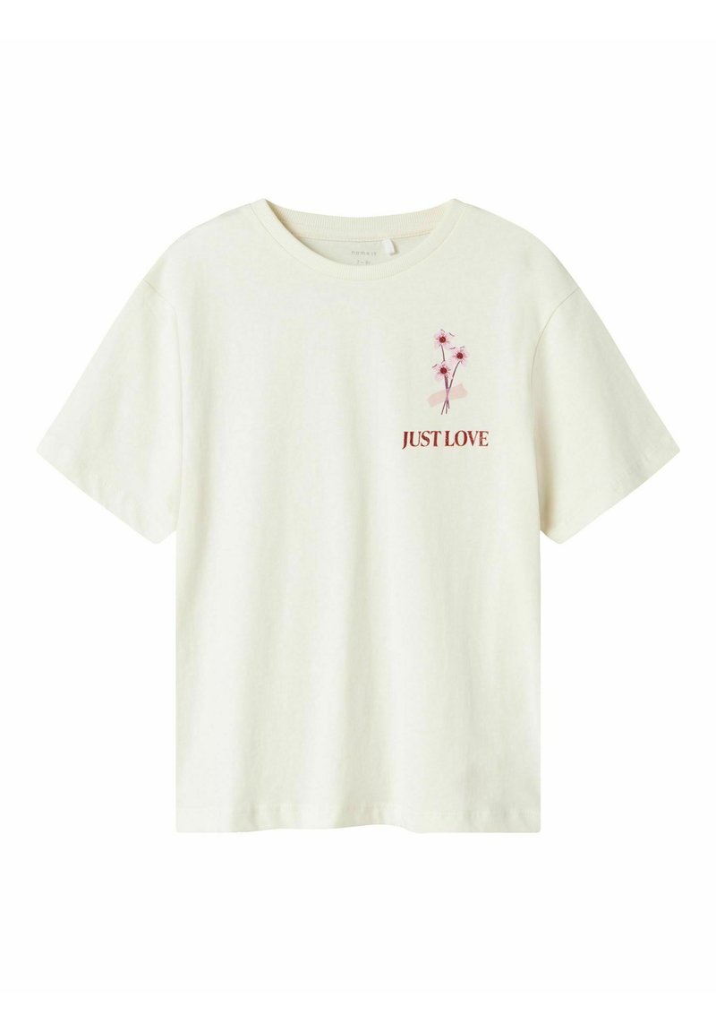 Camiseta de algodón color crema con mangas cortas. Presenta un pequeño diseño floral y el texto "JUST LOVE" en color burdeos en la parte delantera.