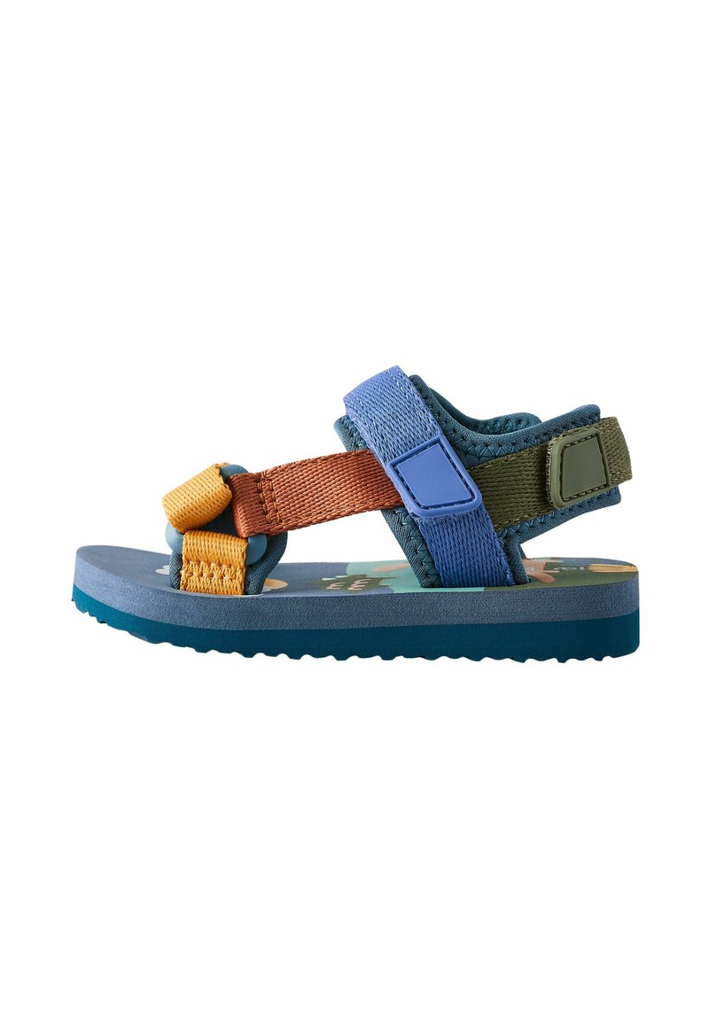 Dziecięce sandały z odkrytymi palcami, z niebieskimi, pomarańczowymi i zielonymi regulowanymi paskami oraz wzorzystą, wyściełaną podeszwą.