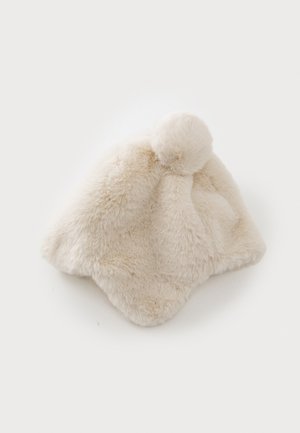 Chapeau en fausse fourrure crème, moulé avec un dessus arrondi, orné d'un pompon sur le dessus et d'une surface douce et texturée.