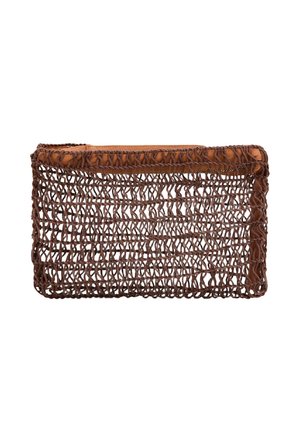 Borsa clutch rettangolare marrone in rete con motivo intrecciato e rifinitura in pelle lungo il bordo superiore su sfondo bianco.