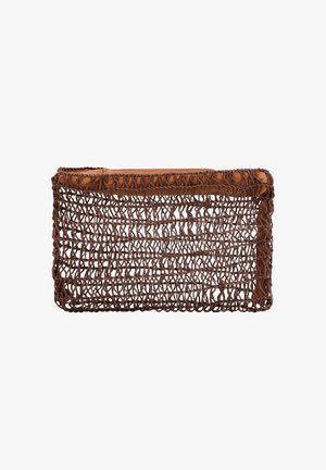 Borsa clutch rettangolare marrone in rete con motivo intrecciato e rifinitura in pelle lungo il bordo superiore su sfondo bianco.