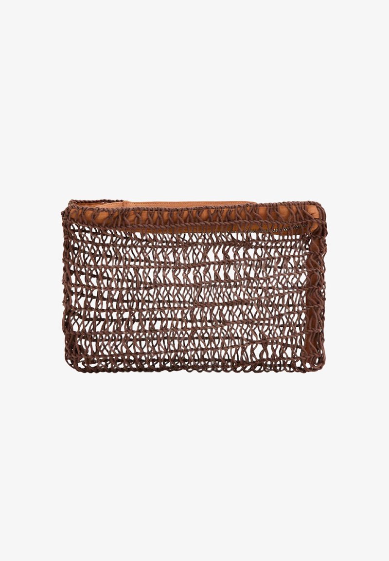 Pochette rectangulaire marron en filet avec motif tissé et bordure en cuir le long du bord supérieur sur fond blanc.