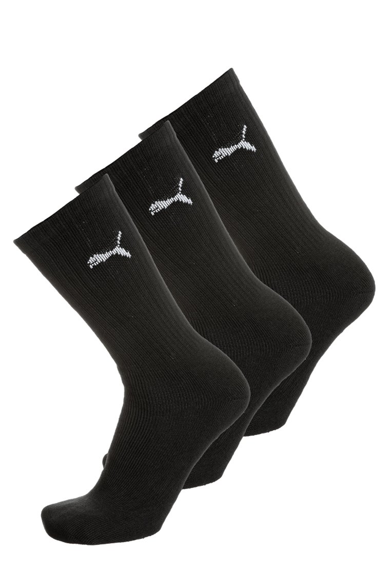 Tres pares de calcetines negros de caña corta con el logotipo blanco de Puma en el tobillo, exhibidos en una disposición escalonada.
