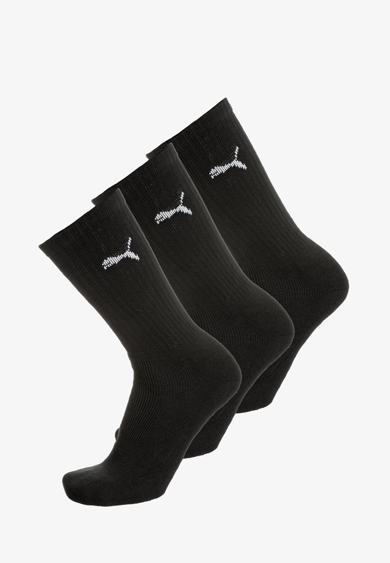 Tres pares de calcetines negros de caña corta con el logotipo blanco de Puma en el tobillo, exhibidos en una disposición escalonada.